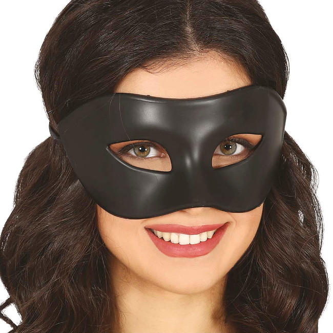 Maschera nera rigida per 1,75 €