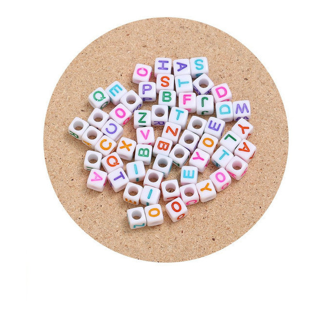 Perline bianche con lettere da 0,50 cm - 60 unità per 1,00 €