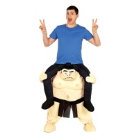 Costume adulto sulle spalle di un lottatore di sumo