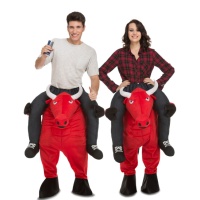 Costume adulto sulle spalle di un toro rosso
