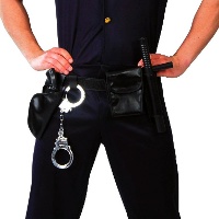 Cintura di poliziotto con pistola, manette, borsa e manganello