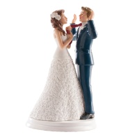 Statuetta per torta nuziale della sposa che afferra la cravatta dello sposo - 20 cm