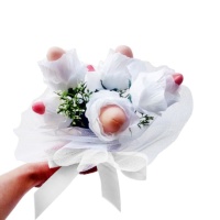 Bouquet di fiori bianchi con pene e nastro rosa