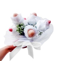 Bouquet da sposa con fiori bianchi e manico di pene con fiocco bianco.