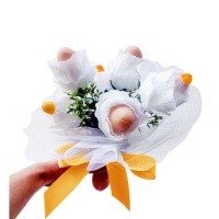 Bouquet di fiori bianchi con pene e nastro dorato