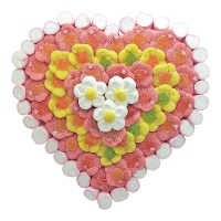 Torta di caramelle a forma di cuore con fiori da 600 gr