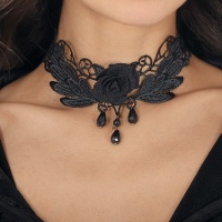 Girocollo ricamato con rosa nera