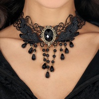 Collana ricamata con pietre preziose nere