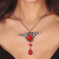Collana con pipistrello e rubino di 8 cm
