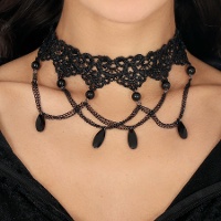 Collana girocollo ricamata con pietre nere