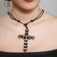 Collana con croce di teschi