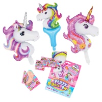 Caramelle croccanti gusto fragola con palloncini di unicorno