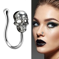 Piercing a forma di teschio metallico