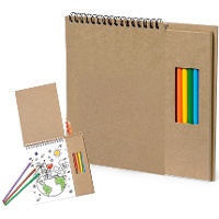Set da colorare con quaderno e matite colorate
